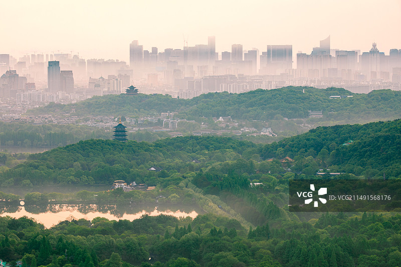 清晨在南高峰上观杭州——西湖、雷峰塔、城隍阁、杭州城图片素材