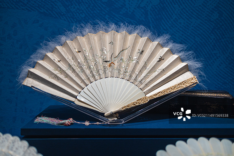 广绣素身象牙骨绫面绣花鸟纹折扇，清朝道光，广州市文化馆图片素材