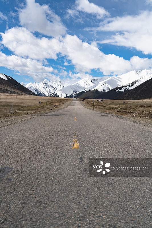 八宿县318国道通向雪山的道路进藏天路图片素材