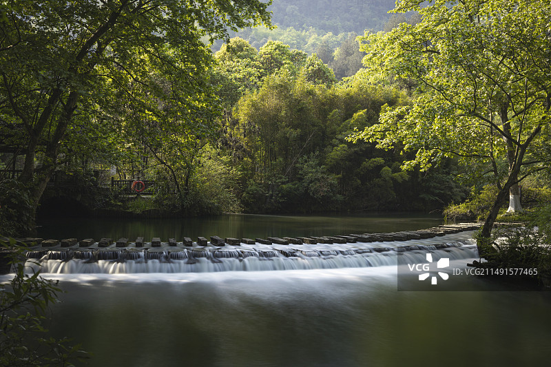 春天阳光明媚的公园景色图片素材