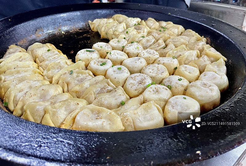 新鲜出炉的大锅生煎包特写图片素材