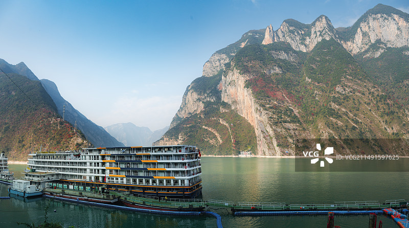 停泊在青石村码头的长江游轮图片素材