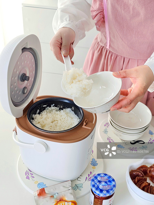 电饭锅 午餐时间图片素材