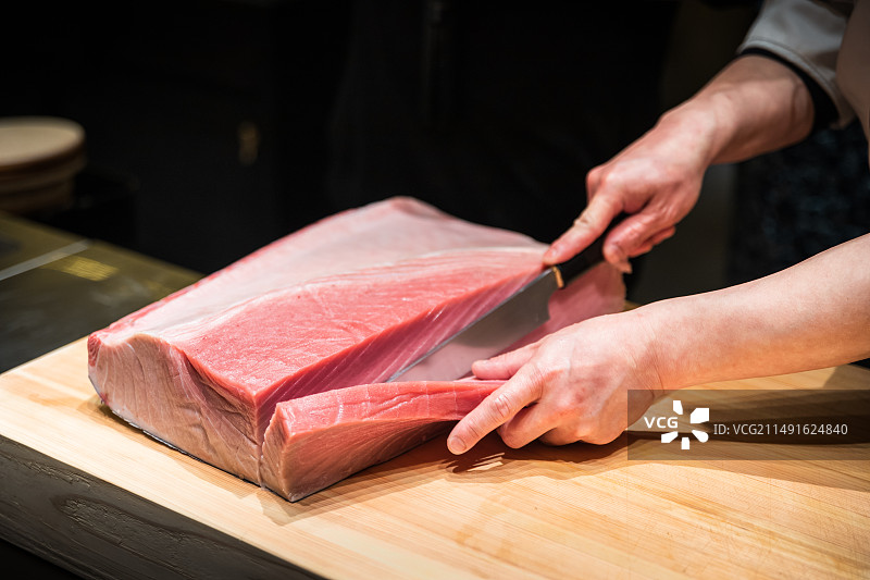 切肉板上的蓝鳍金枪鱼肉特写镜头图片素材