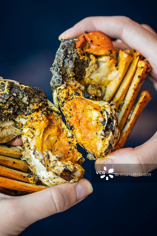 手里的膏蟹特写镜头图片素材