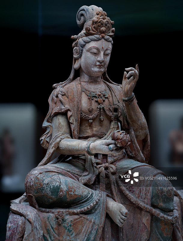 宋代彩绘木雕观音菩萨坐像-水月观音图片素材