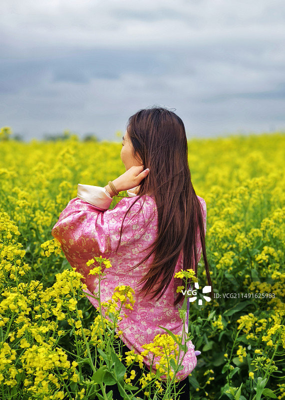 徜徉花海中图片素材