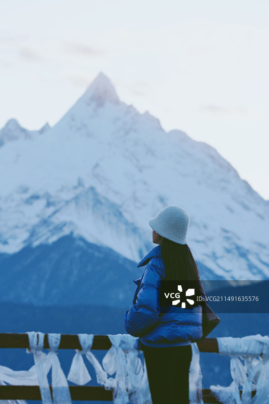 看梅里雪山的背影图片素材