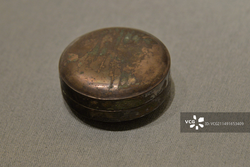 花瓣形金、银粉盒，中国古代唐朝女子化妆用品，西安博物院藏品图片素材