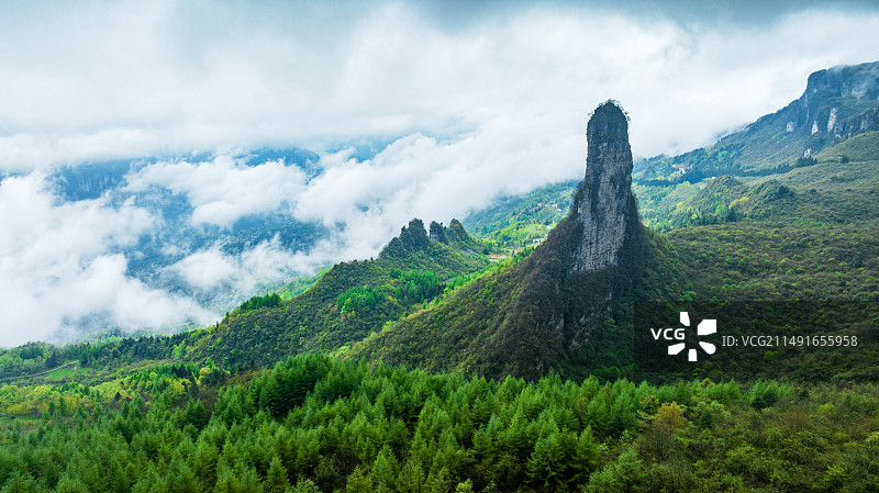 世界地质公园湖北恩施大峡谷朝天笋云雾缭绕宛如仙境图片素材