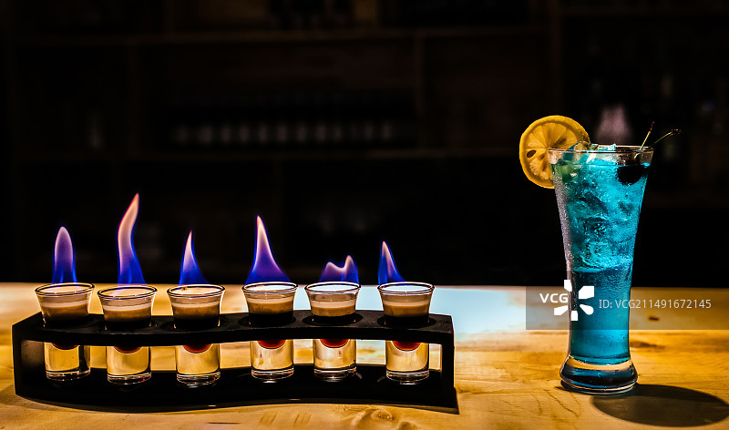 桌上的鸡尾酒饮品图片素材