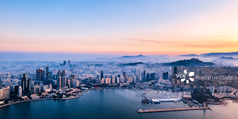 中国山东青岛浮山湾情人坝海岸线建筑群航拍清晨全景风光图片素材