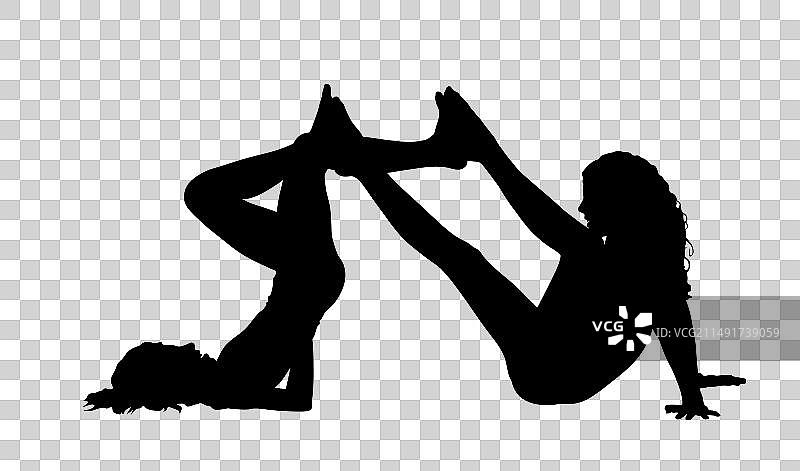 女孩在地板上做自行车姿势剪影图片素材