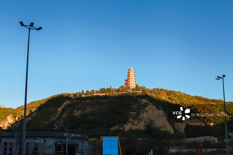 延安宝塔（岭山寺塔）和地上建筑图片素材