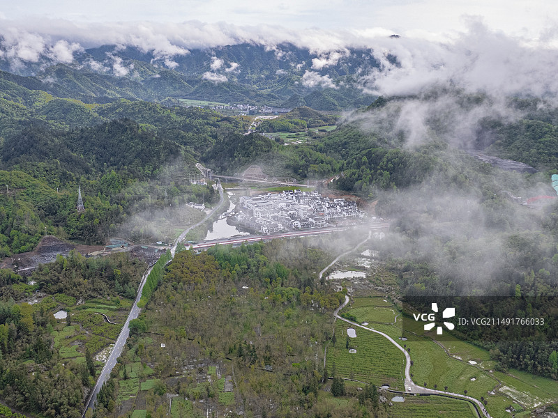春日晨雾下的皖南古村图片素材