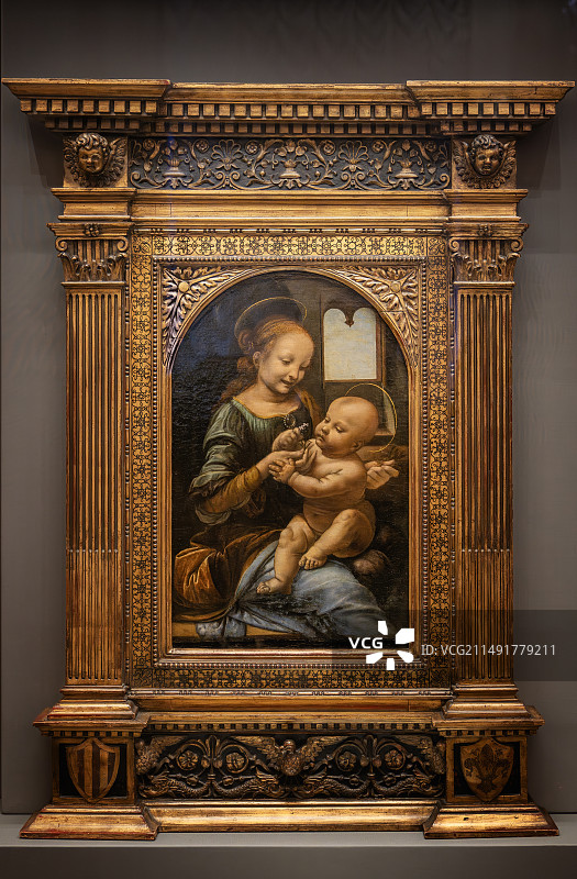 俄罗斯圣彼得堡冬宫博物馆（艾尔米塔什博物馆）镇馆之宝达芬奇名画真迹 持花的圣母图片素材