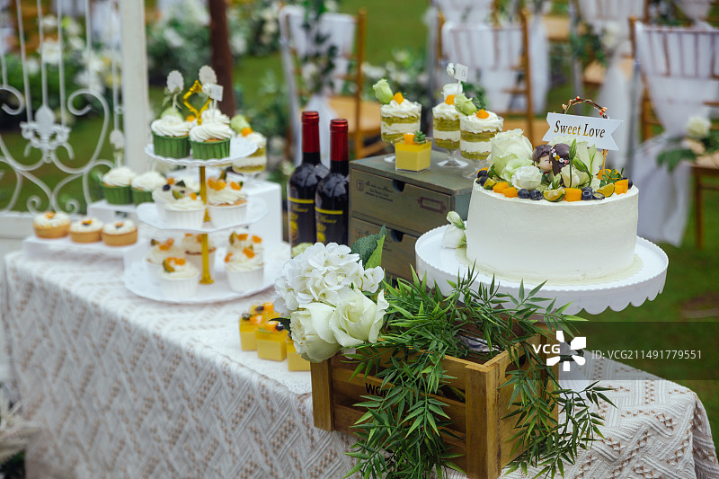 草坪婚礼甜品台蛋糕复古装饰布置图片素材