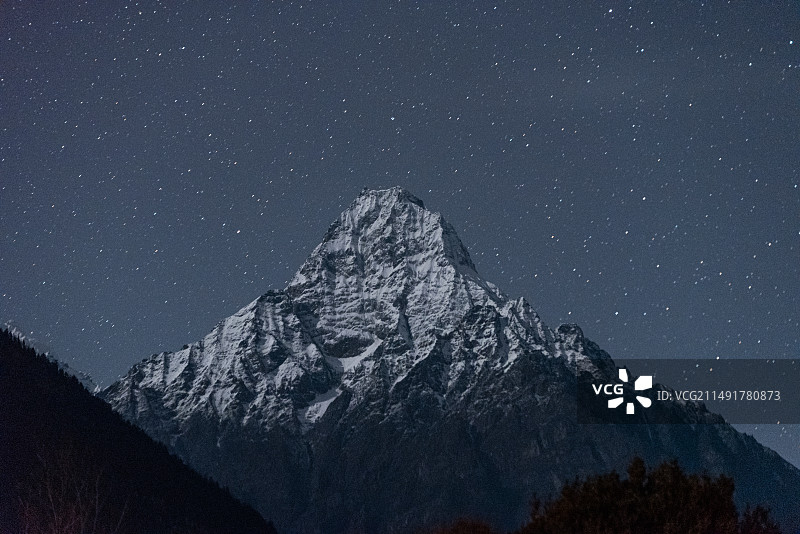 西藏雪山星空繁星夜景图片素材