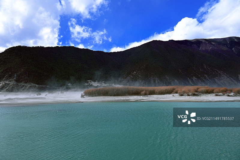 雅鲁藏布江畔图片素材