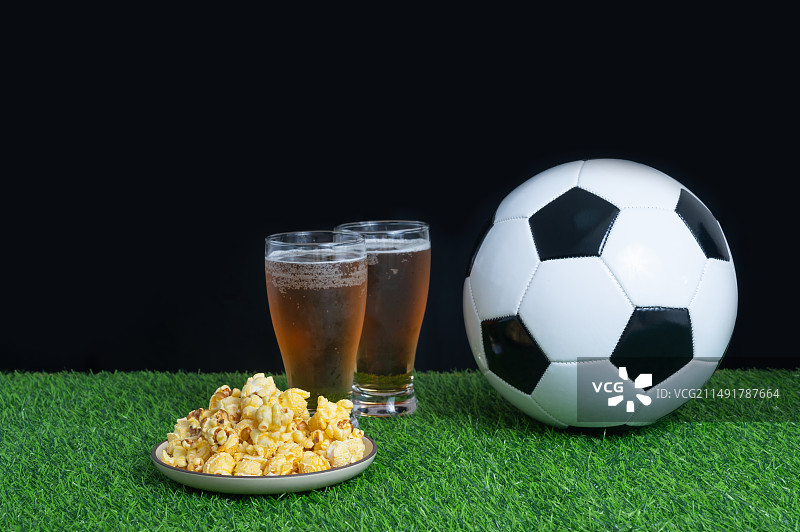 足球爆米花和啤酒图片素材