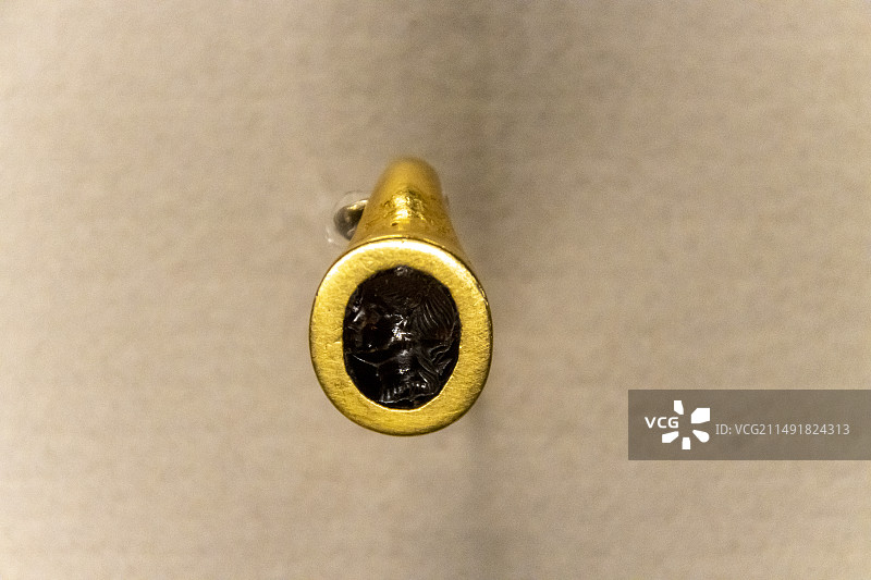 北京故宫“璀璨波斯—伊朗文物精华”展：嵌石金戒指——阿玛鲁，吉兰省，萨珊王朝，公元6至7世纪图片素材