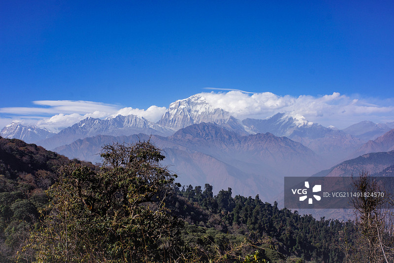 尼泊尔徒步道拉吉里峰雪山图片素材