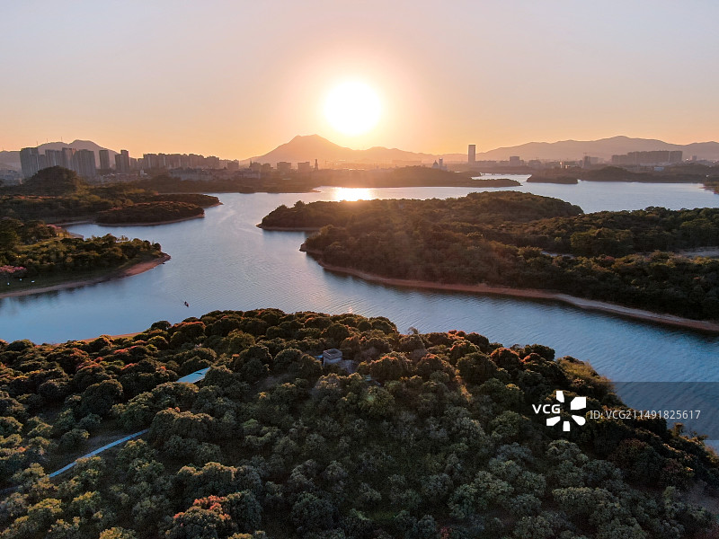 夕阳松山湖图片素材