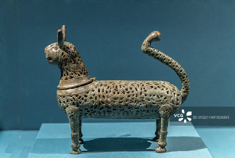北京故宫“璀璨波斯—伊朗文物精华”展：青铜香炉—苏梅埃萨拉，吉兰省，塞尔柱王朝，公元12世纪图片素材