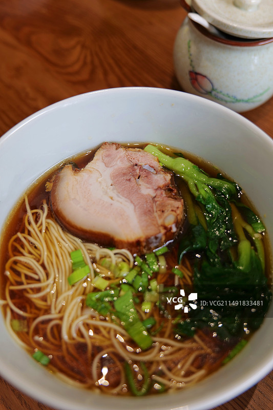 苏式焖肉面特写红汤面图片素材