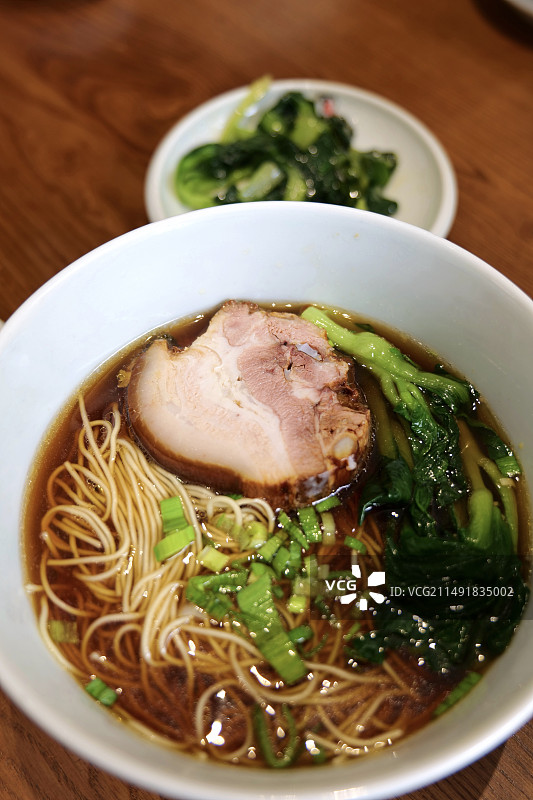 苏州特色美食苏式焖肉面特写红汤面图片素材