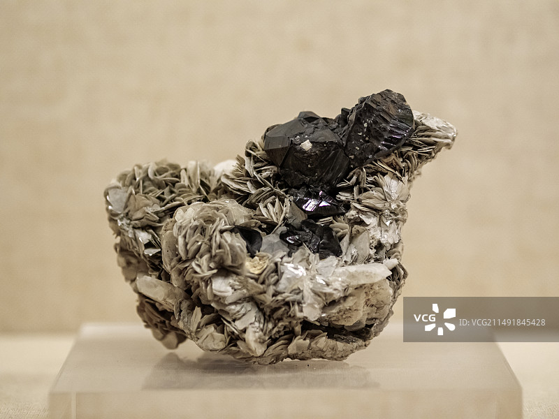 桌子上云母矿石的特写镜头图片素材