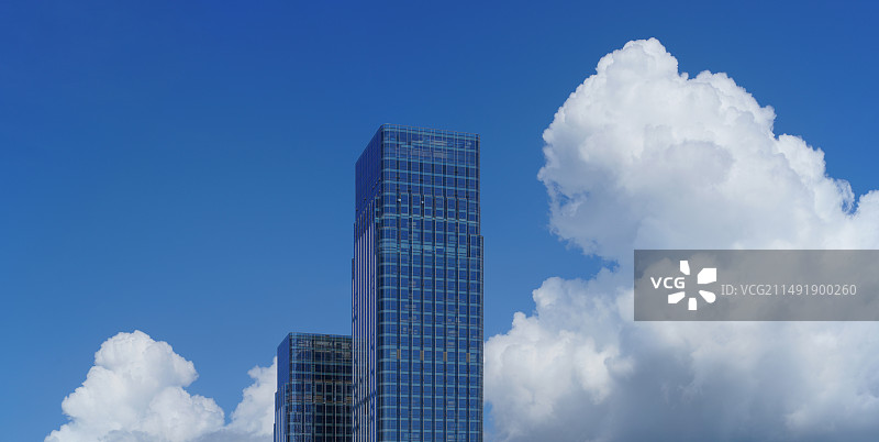 夏日城市建筑与蓝天白云图片素材