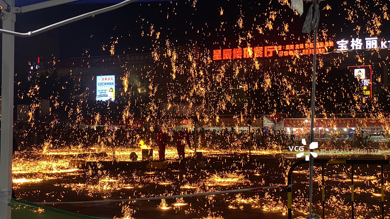 在德保爱群广场看非遗打铁花图片素材