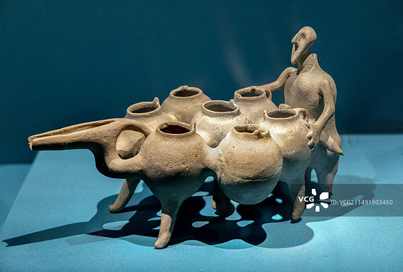 北京故宫“璀璨波斯—伊朗文物精华”展：联罐陶来通——卡卢拉兹遗址，吉兰省，铁器时代三期图片素材