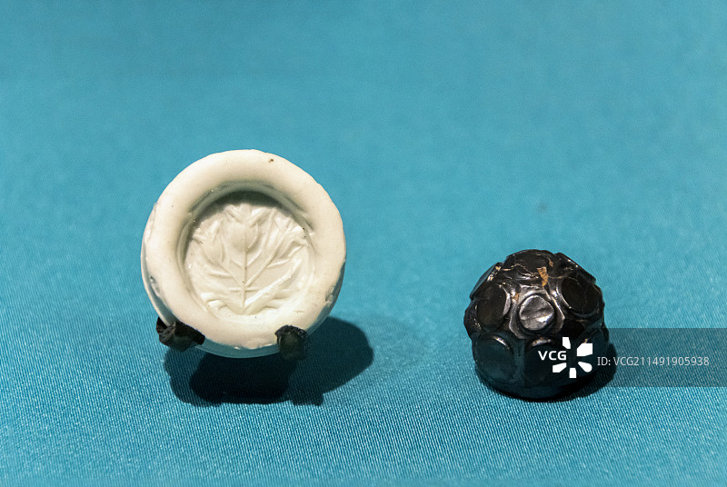 北京故宫“璀璨波斯—伊朗文物精华”展：铁矿石印章—利雅桑邦遗址，吉兰省，萨珊王朝，公元5至7世纪图片素材