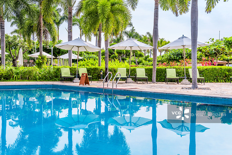 中国海南三亚豪华酒店室外游泳池和躺椅图片素材