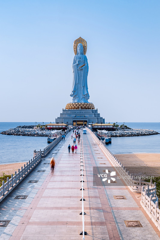 中国海南三亚南山文化旅游区海上观音景点穿梭的游客图片素材