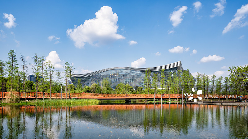 成都地标建筑环球中心与锦城湖天府绿道图片素材