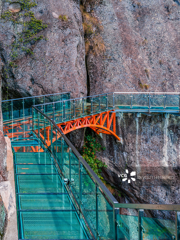 悬崖峭壁之上的大慈岩玻璃栈道图片素材