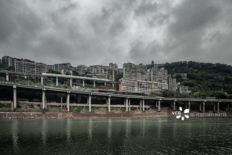 暴雨前的重庆李子坝轻轨站图片素材