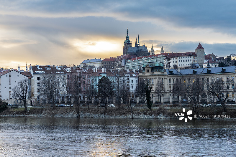 远眺布拉格圣维特大教堂图片素材