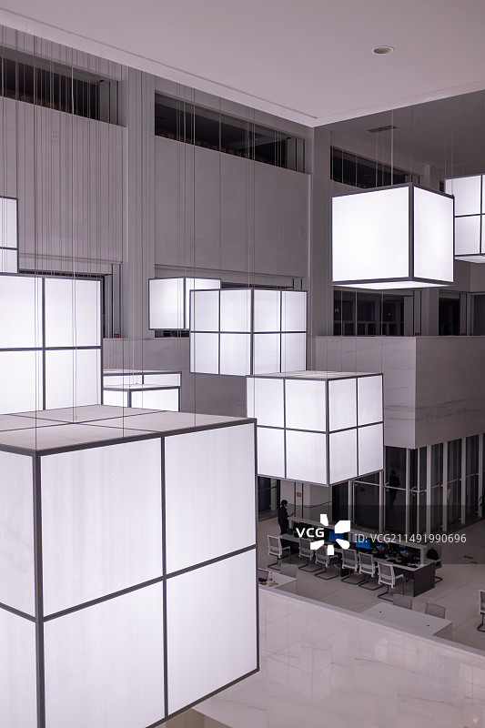 贵州省图书馆内部建筑灯饰细节图片素材