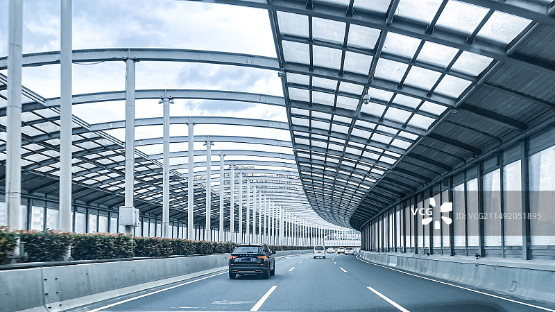 城市高驾桥上的钢结构图片素材