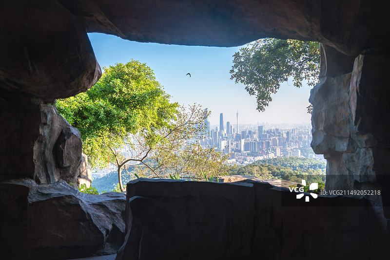 白云山碑林框架式构图远眺广州市珠江新城广州塔图片素材