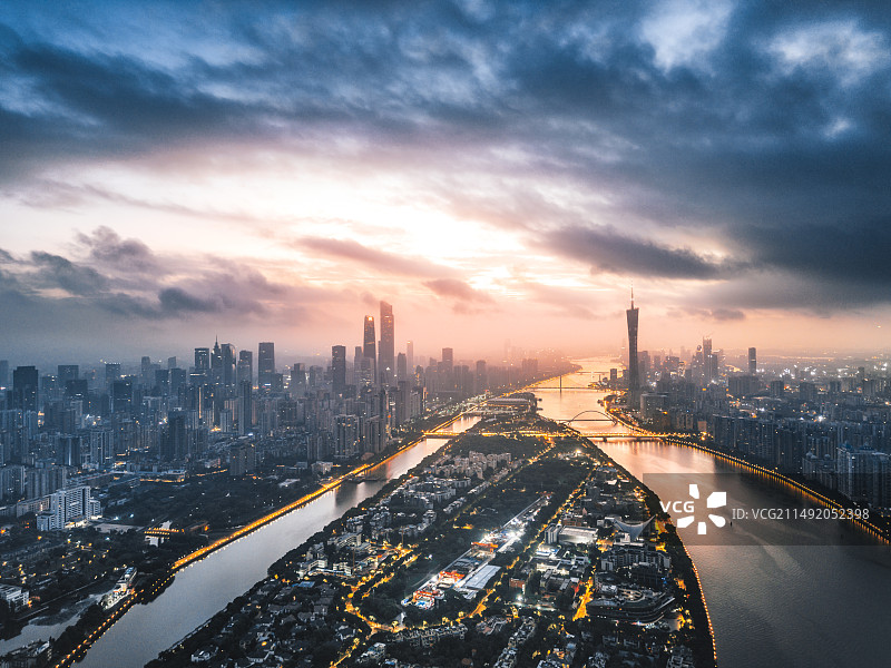 广州市珠江新城二沙岛暴雨来临后日落城市景观风景航拍图图片素材