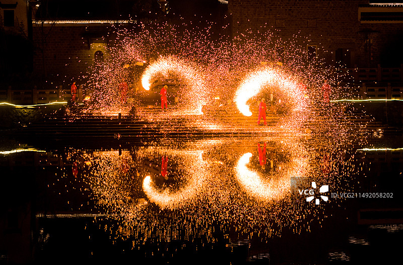 申遗打铁花烟花表演鸠兹古镇图片素材