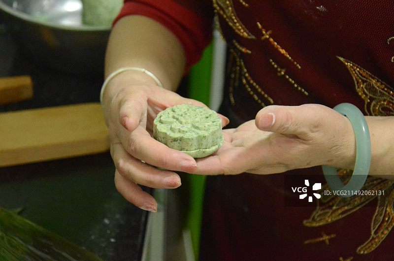 清明习俗艾叶粑粑制作过程妈妈味道图片素材