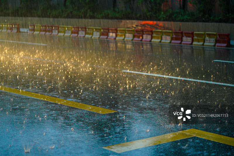 下雨天公路交通雨景图片素材