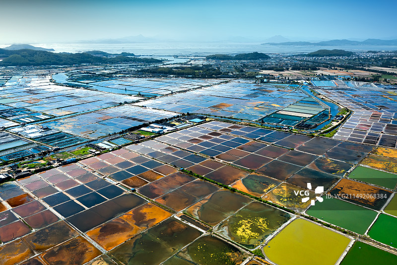 航拍色彩斑斓的海边晒盐场图片素材