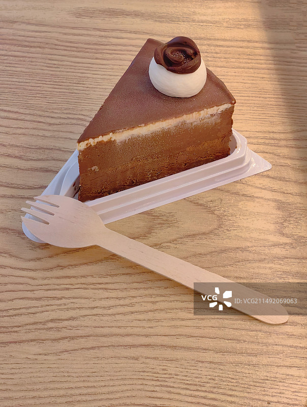 桌上切块蛋糕的特写镜头图片素材
